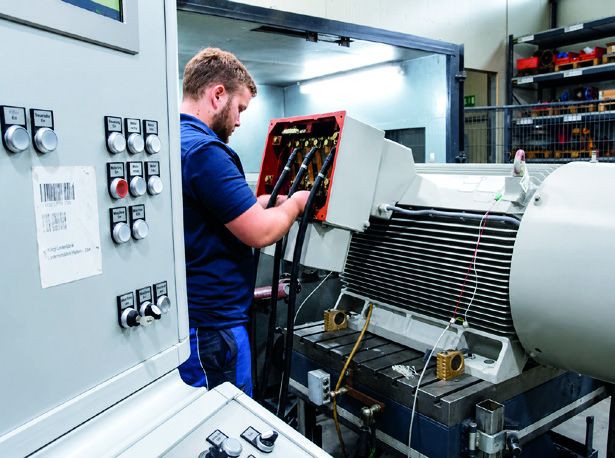 Techniker prüft einen Elektromotor am Prüfstand