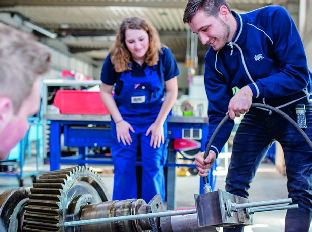 Auszubildende arbeiten gemeinsam in der Werkstatt